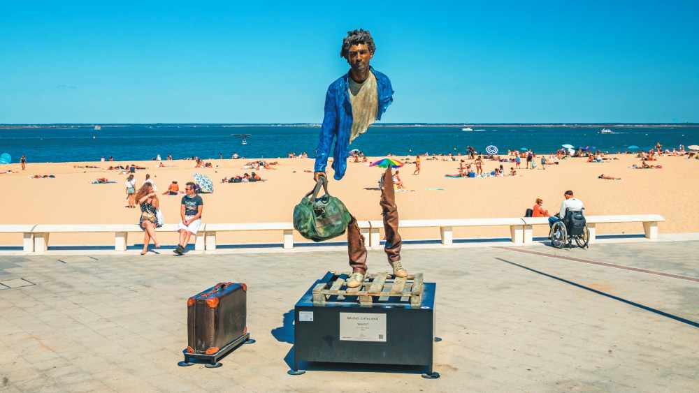 Statue Benoit from the exhibition The Travelers (Photo by: Bruno Catalano in Arcachon)