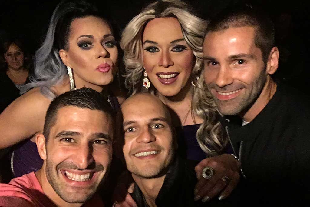 Hanging out with the HILARIOUS drag queens at Farinelli gay bar in Santiago