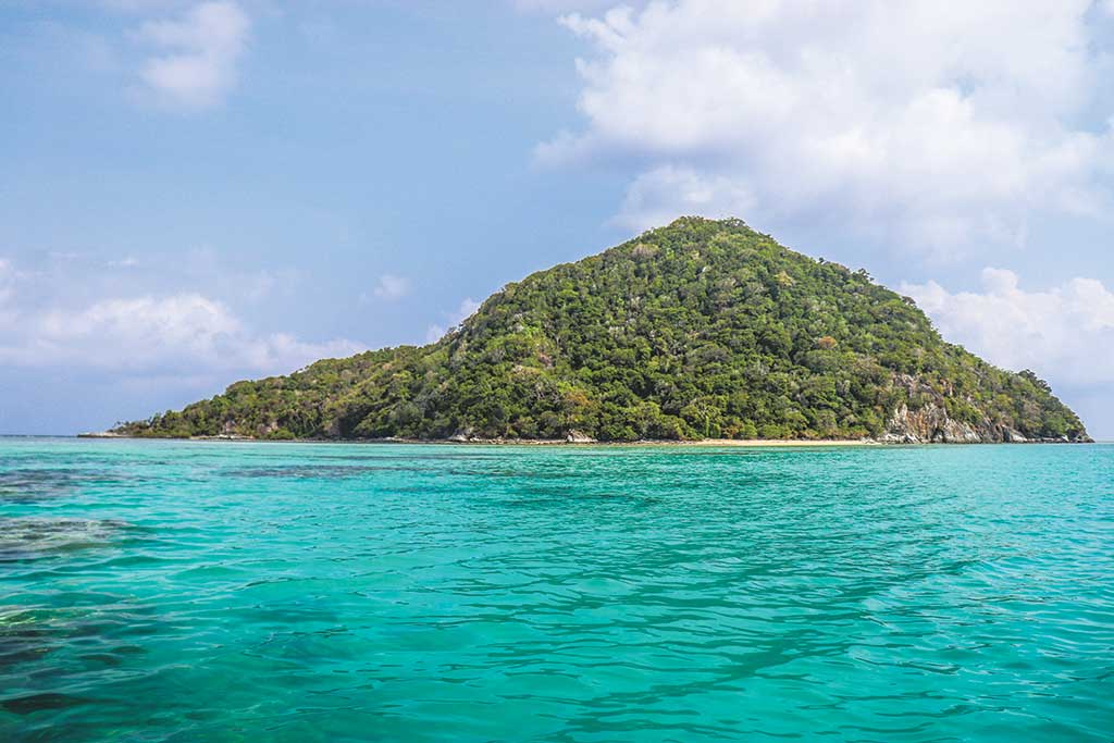 Coral reefs, lush islands, and turquoise waters