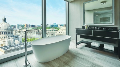 Guest Bathroom With a View at Four Seasons Hotel One Dalton Street Ph (Photo: LnP images)