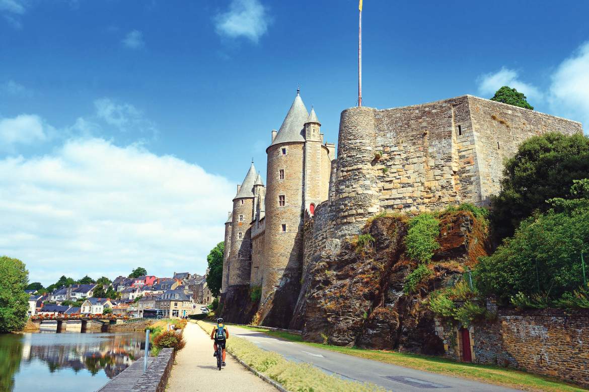 Cycling Trail and the Chateau of Josselin, Brittany, France (Photo by Pecold)