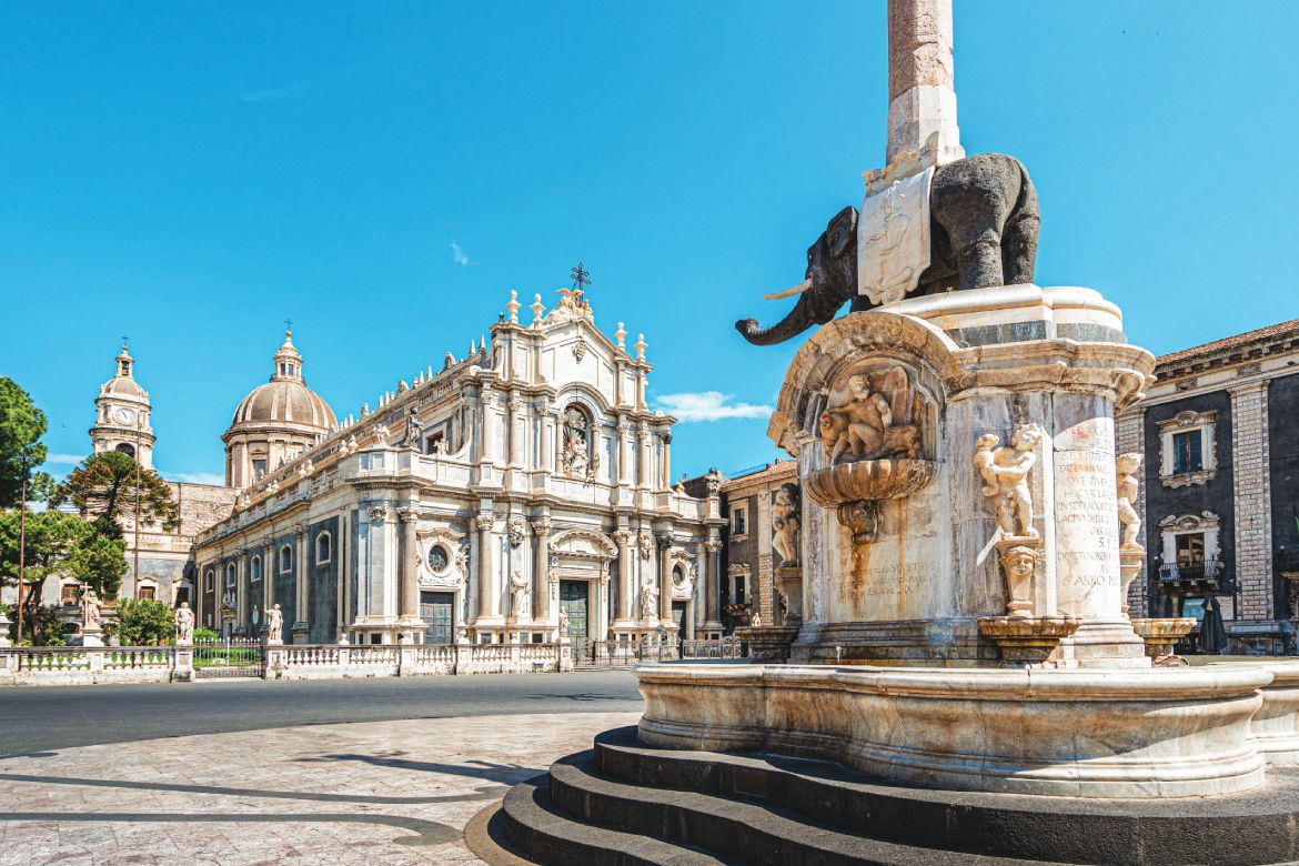 Elephant Fountain and the Cathedral of Saint Agatha (Photo by Lomb)