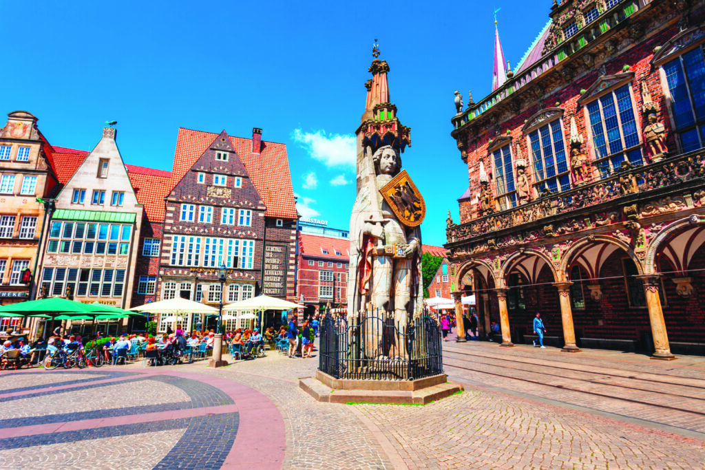 Roland Statue at the Rathausplatz in Bremen (Photo by saiko3p)