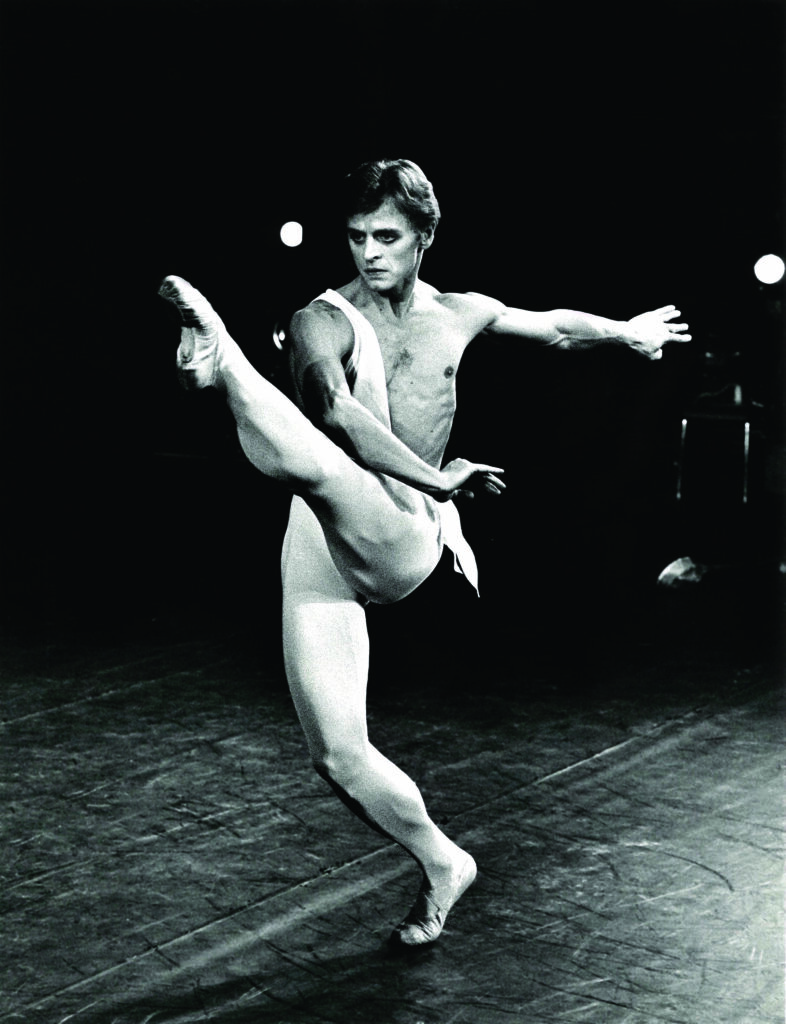 Baryshnikov in Apollo (1979). Choreography by George Balanchine (Photo by Caras)