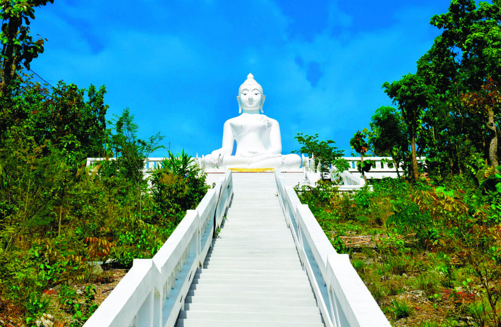 White Buddha Statue in Pai, Thailand (Photo by Amitand Yoli)